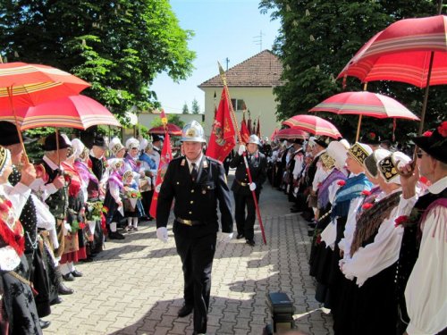 Poveljnik PGD Trzin vodi gasilce v cerkev